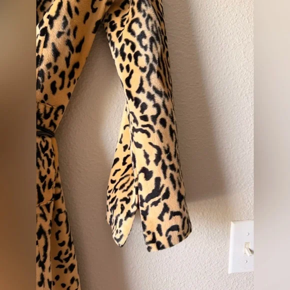 Leopard print coat skirt set, belted coat pocket side,slit skirt, plush print. - Picture 3 of 10